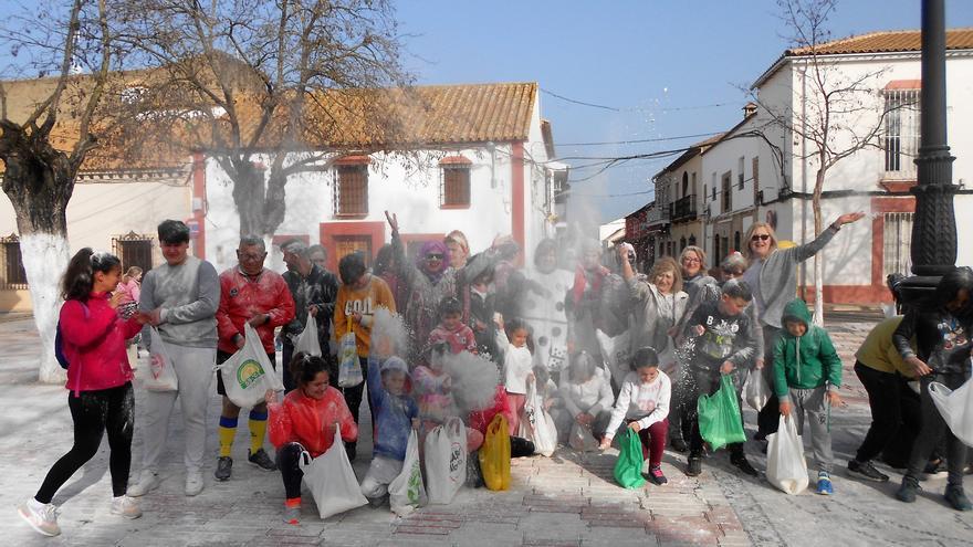 Niños y mayores reciben en Ochavillo la Cuaresma con la tradicional batalla de la harina