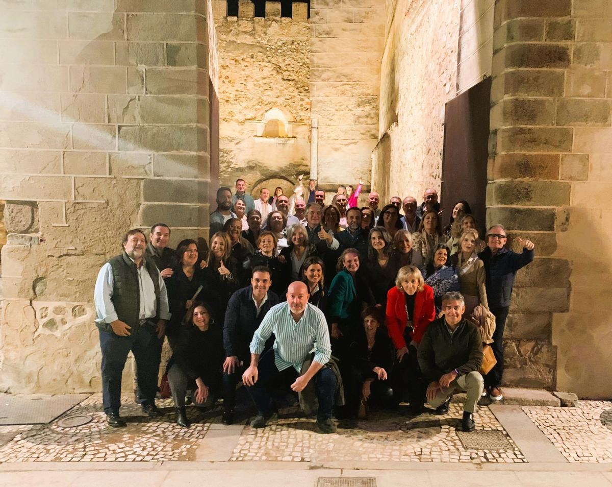 El grupo de amigos unido por el jazz y el vino,en la puerta del Capitel.