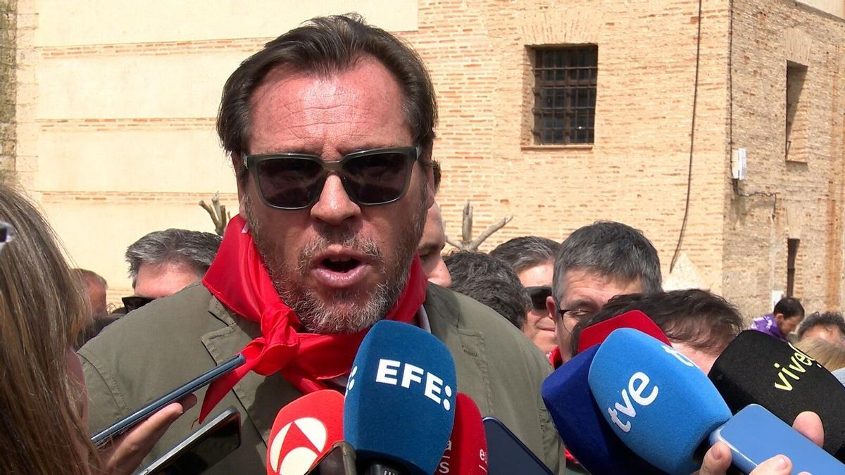 El ministro de Transportes y Movilidad Sostenible, Óscar Puente, atiende a los medios en Villalar.