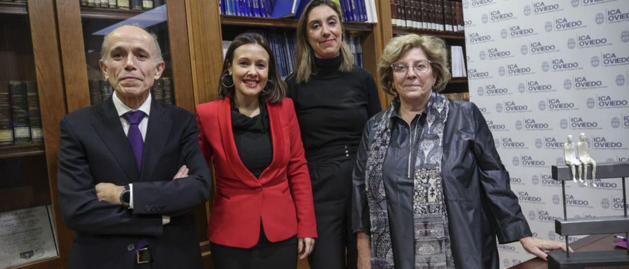 Desde la izquierda, Francisco Javier Rodríguez, María Martín, María Pérez y María Eugenia Prendes, en el Colegio de Abogados de Oviedo. | Irma Collín