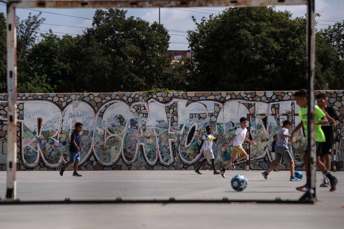 MATARÓ 09/07/2025 Deportes. Niños jugando a futbol en la pista de futbol. Reportaje sobre Rocafonda con motivo de los 18 años de Lamine Yamal. FOTO de ZOWY VOETEN