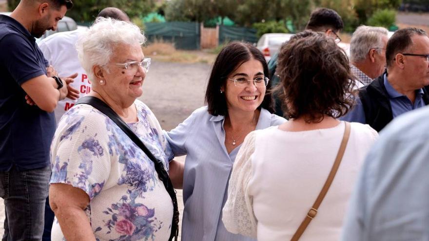 Vecinos de Barrio Atlántico piden mejoras en aceras, luz y seguridad vial a Carolina Darias