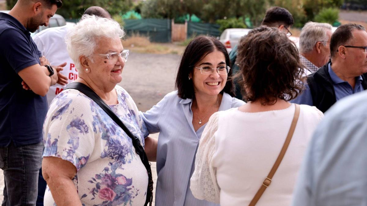 La alcaldesa, Carolina Darias, durante la visita al Barrio Atlántico.