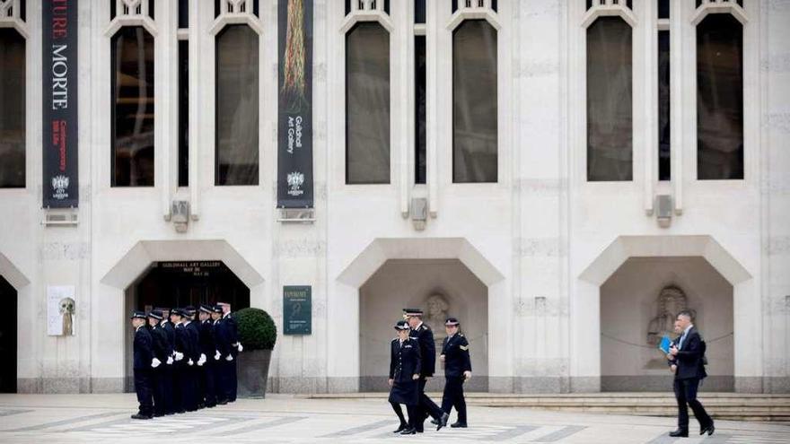 Cressida Dick, jefa de la Policía Metropolitana (centro), a su llegada al homenaje. // Efe