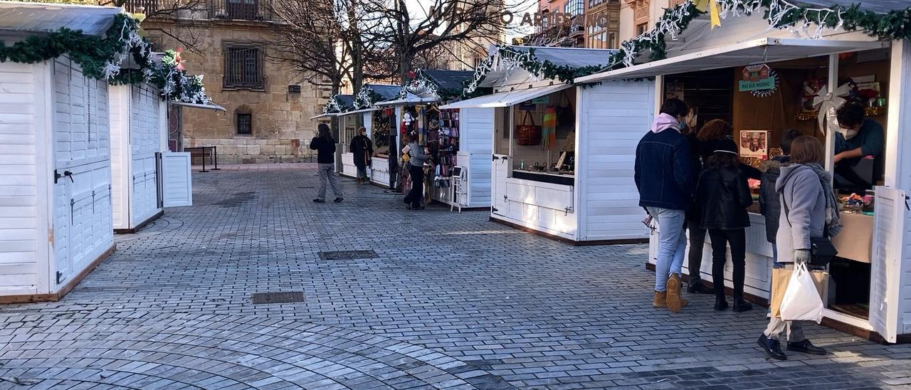 Artesanos del mercadillo navideño de la plaza de la Catedral piden cubrir el espacio el año que viene para combatir el frío y la lluvia