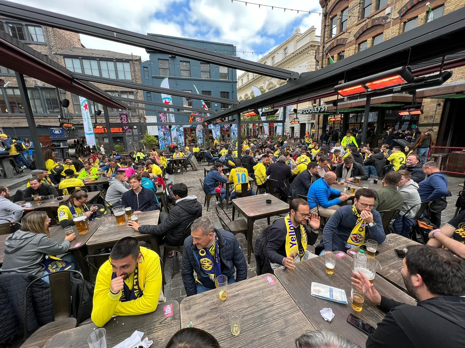 La afición del Villarreal tiñe Liverpool de amarillo