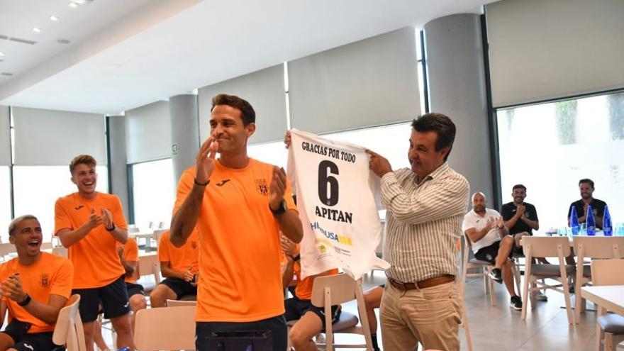 Marc de Val recibe del presidente Juan Marí una camiseta de homenaje.