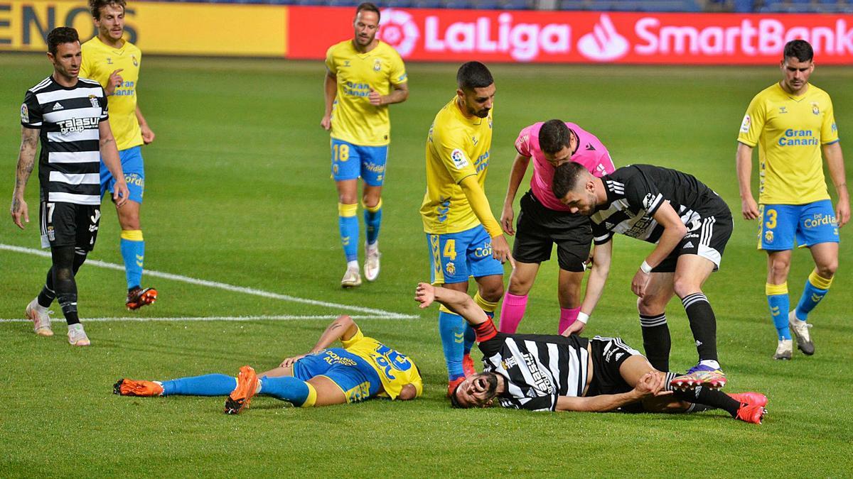 Alberto de la Bella, del FC Cartagena, dolorido durante un choque contra un rival el pasado sábado.  | JOSÉ CARLOS GUERRA