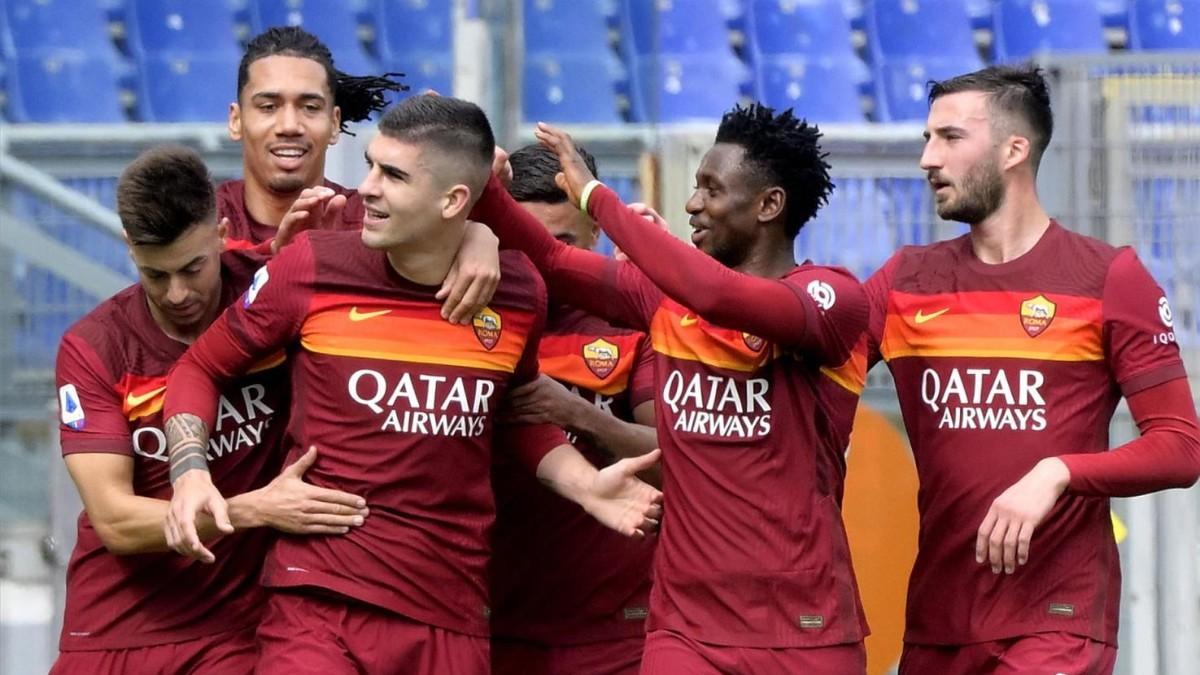 Los jugadores de la Roma celebran el gol de Mancini.