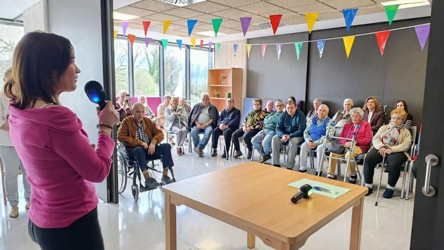 María José Fernández, ayer, dirigiendo unas palabras a usuarios de la residencia del ERA de Lugones. | L. R.