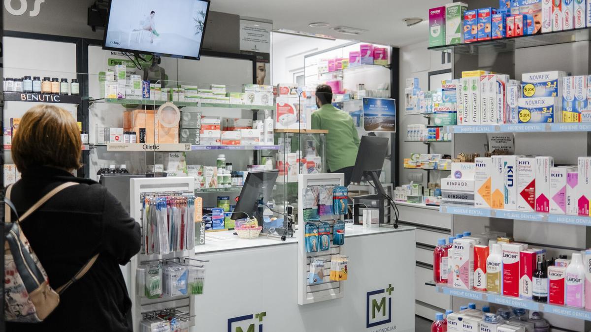 Interior de la farmacia en la localidad de Mondéjar durante una visita del ministro de Sanidad en funciones, José Miñones