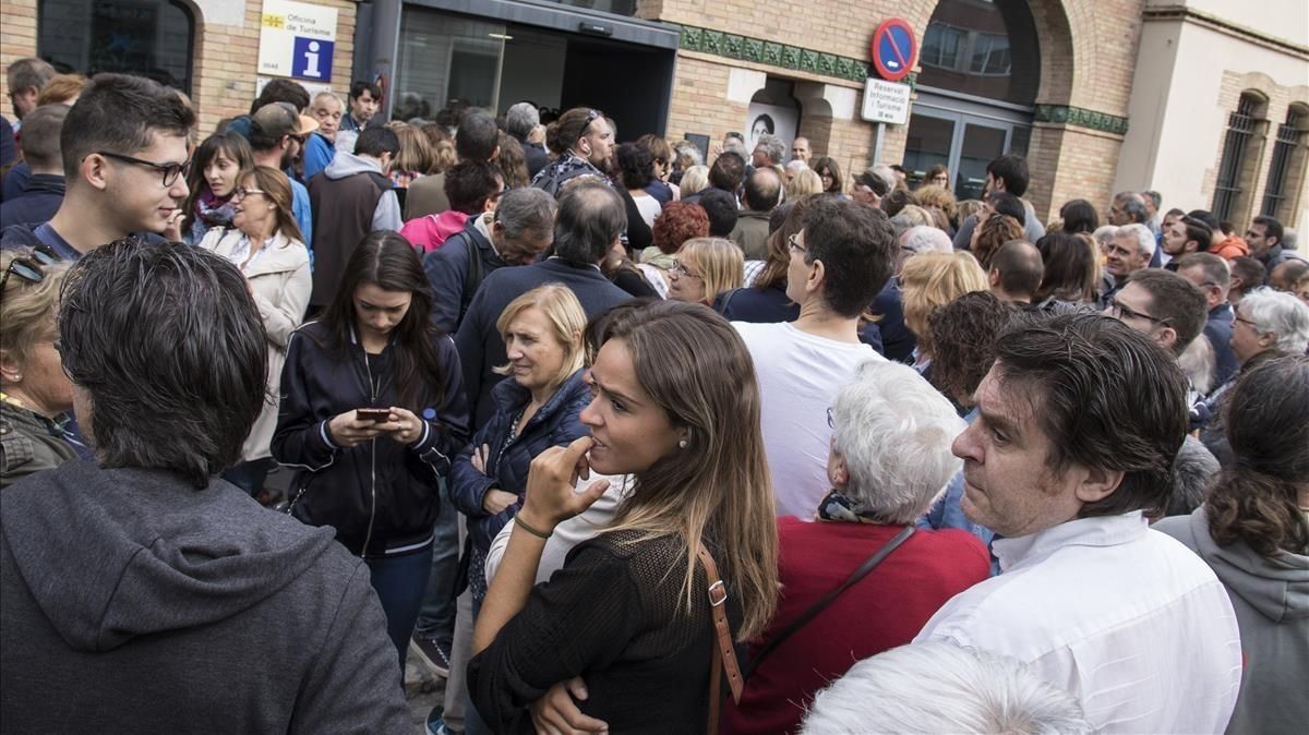 zentauroepp40369910 figueres  1 10 2017  ciudadanos esperando pacientemente la r171001144518