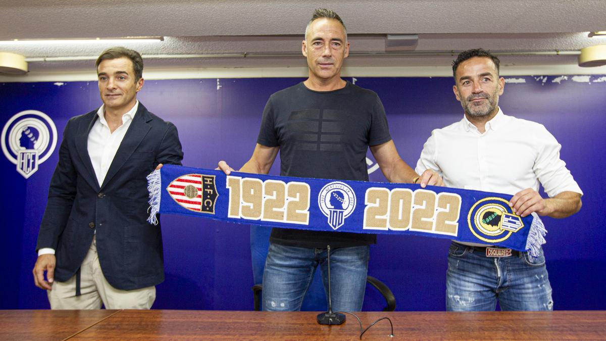 El nuevo técnico blanquiazul posa junto al director deportivo, Paco Peña