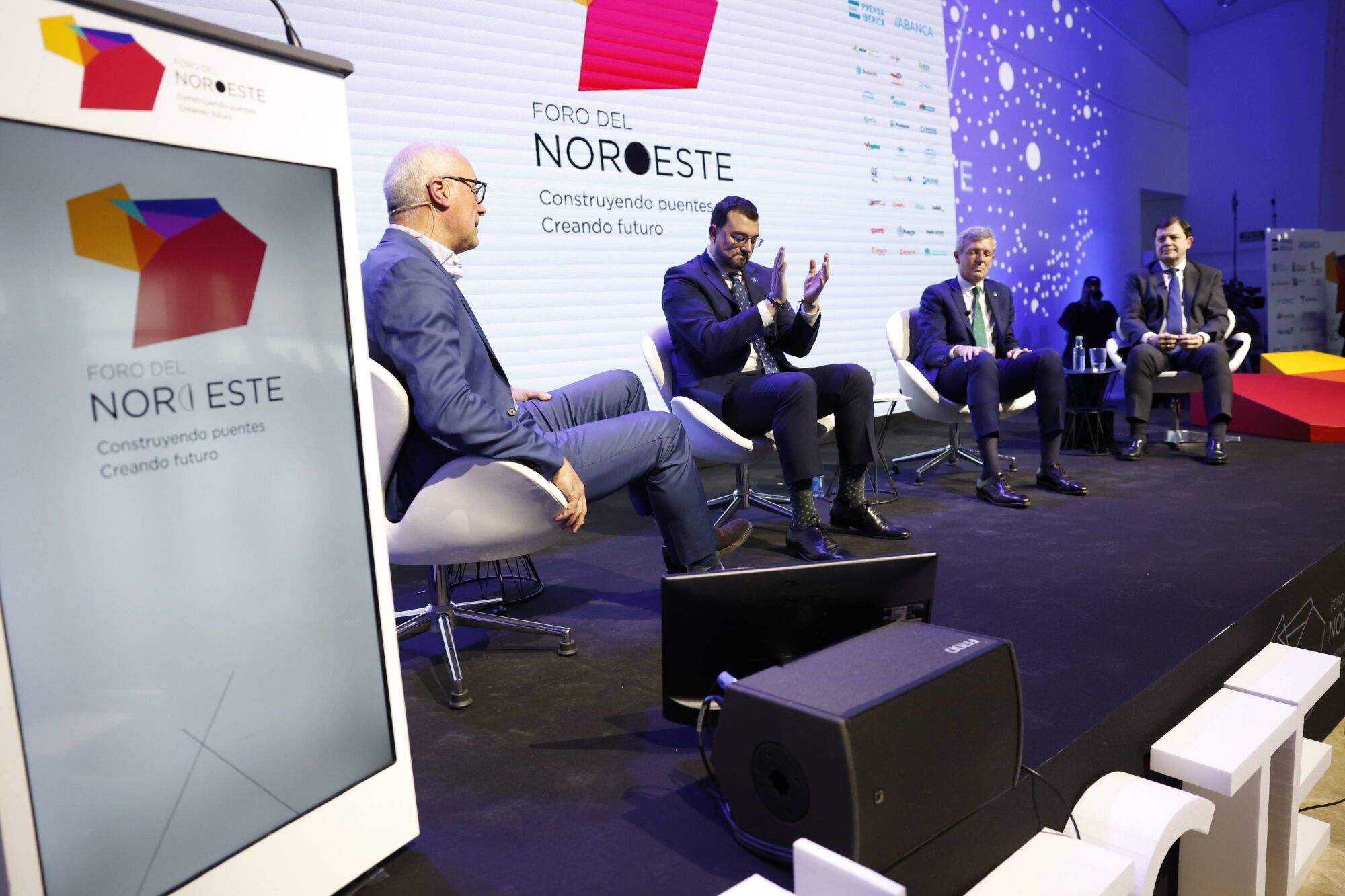 Un momento de la mesa "Oportunidades del Noroeste’", moderada por el director de Faro de Vigo, con Alfonso Rueda, presidente de la Xunta de Galicia, Adrián Barbón, presidente del Principado de Asturias, y Alfonso F. Mañueco, presidente de la Junta de Castilla y León.