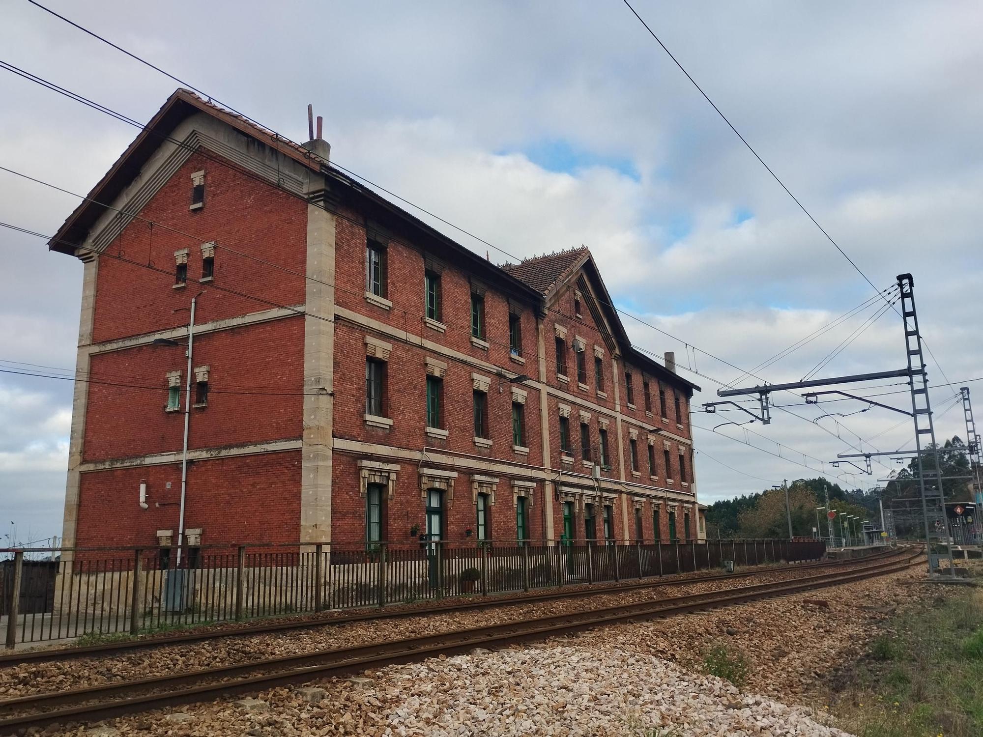 Villardeveyo, tierra ferroviaria y minera que esconde una celosía prerrománica