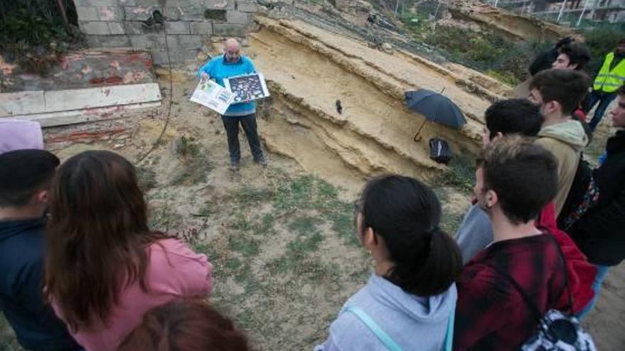 Una de las explicaciones sobre la geología del Cabo de la Huerta.