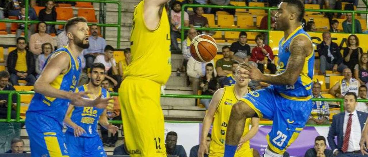 Masters busca a Rozitis en el partido contra el Oviedo en el Paco Paz. // Carlos Peteiro