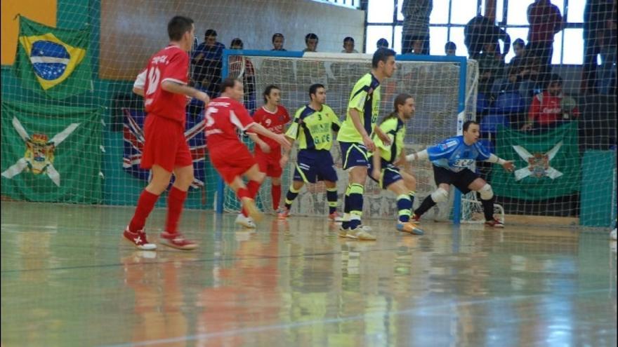 Los jugadores del GCE Arcebansa, dirigidos por Hernández Del Bosque, en una de sus acciones defensivas