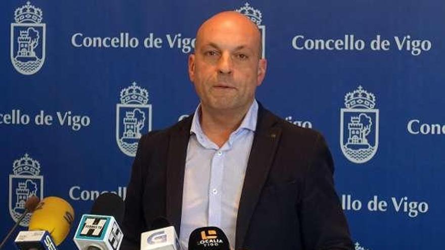 Jaime Aneiros, ayer, en la sala de prensa del Concello. // FdV