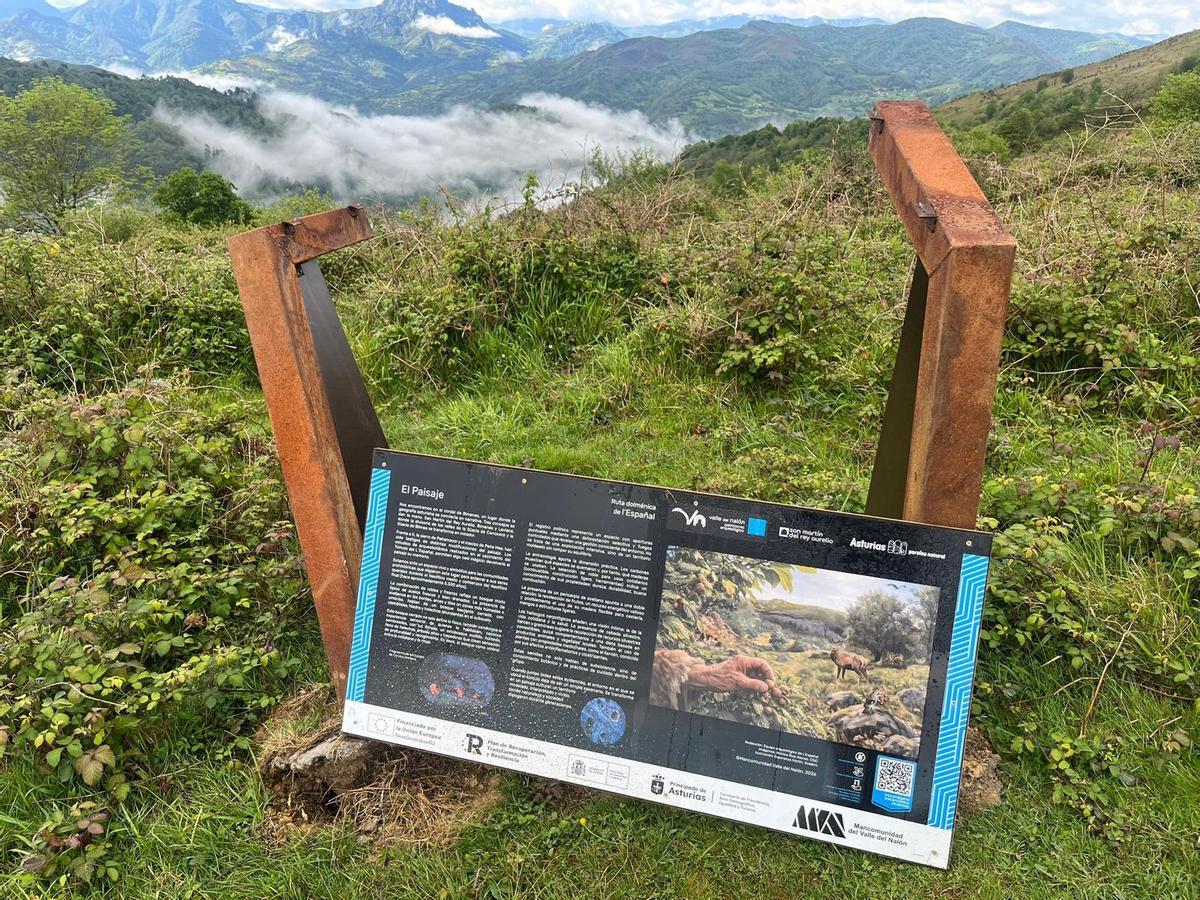 El cartel arrancado en la ruta dolménica de L'Españal en San Martín del Rey Aurelio
