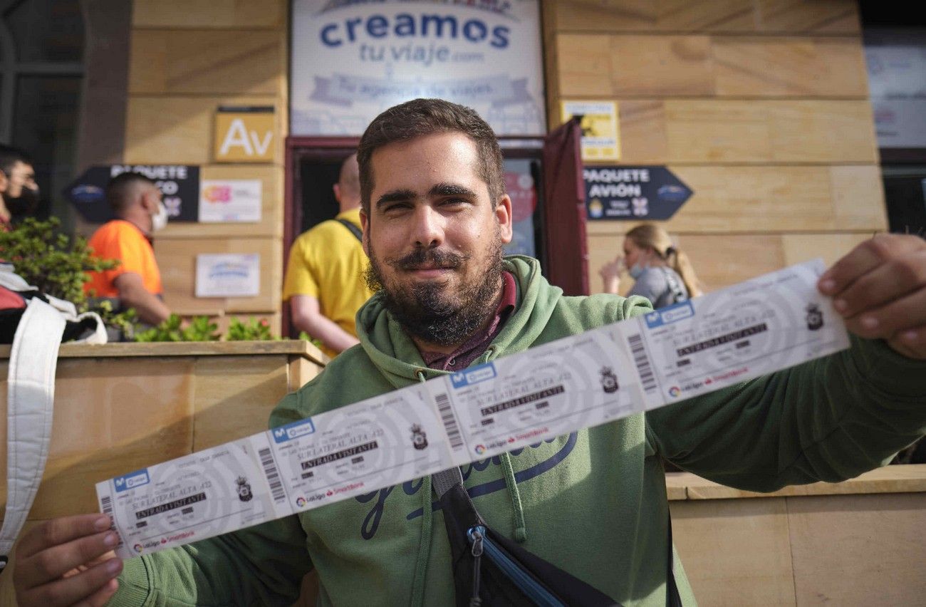 Colas en el Heliodoro Rodríguez López para comprar las entradas del derbi UD Las Palmas - CD Tenerife