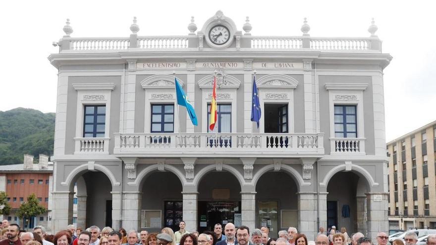 Laviana "reinaugura" su ayuntamiento (que cumple 120 años) rindiendo tributo a su historia: "Es el símbolo de nuestra convivencia"