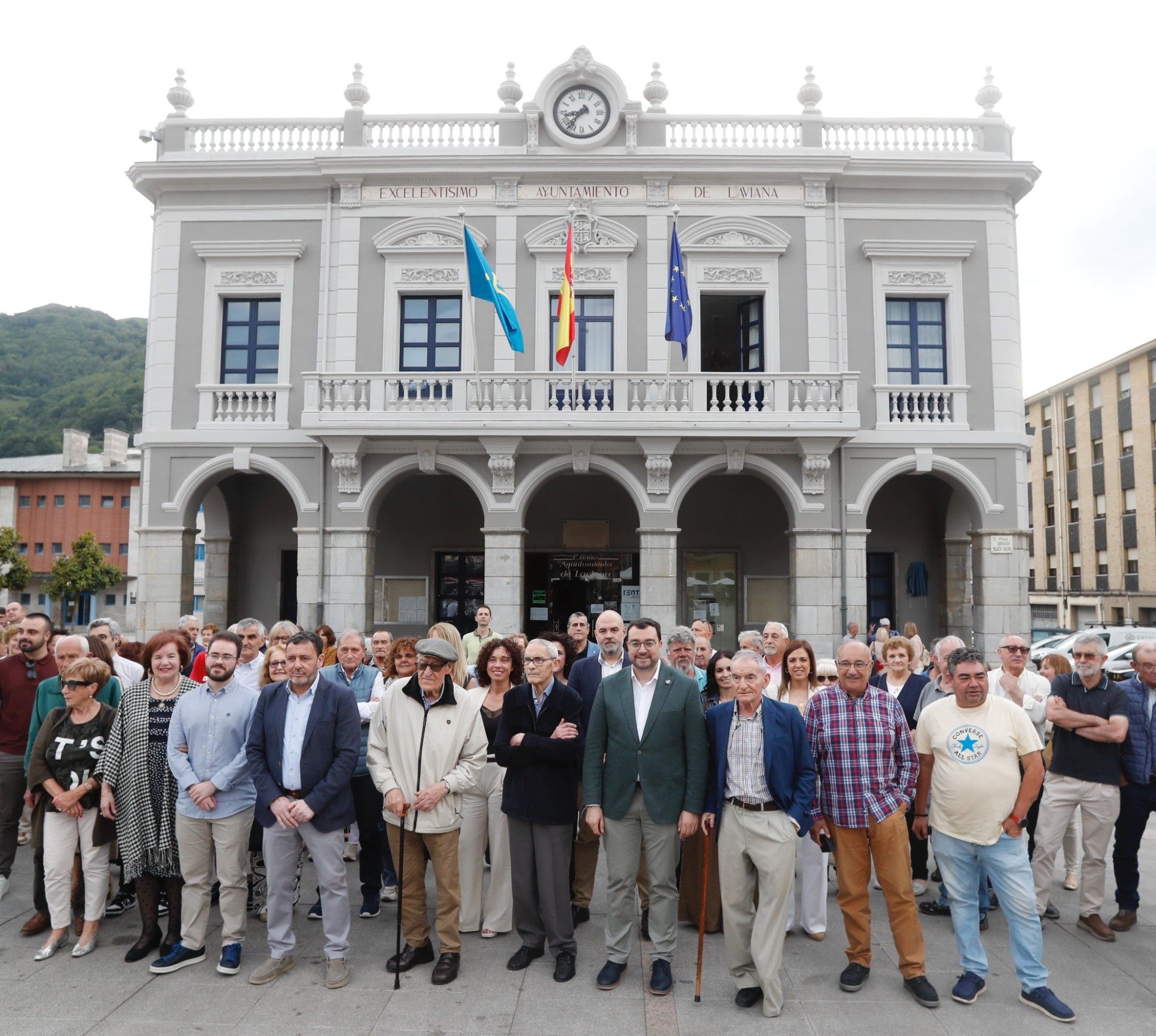 Los exalcaldes, en primera fila, junto a asistentes al acto, ante la Casa Consistorial.