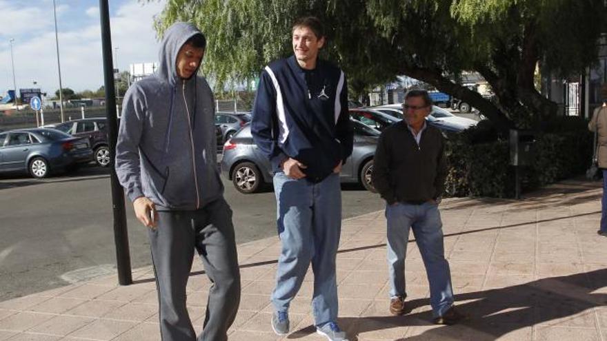 Lucic, Lishchuk y el doctor Frasquet, ayer antes de entrar en Umivale.