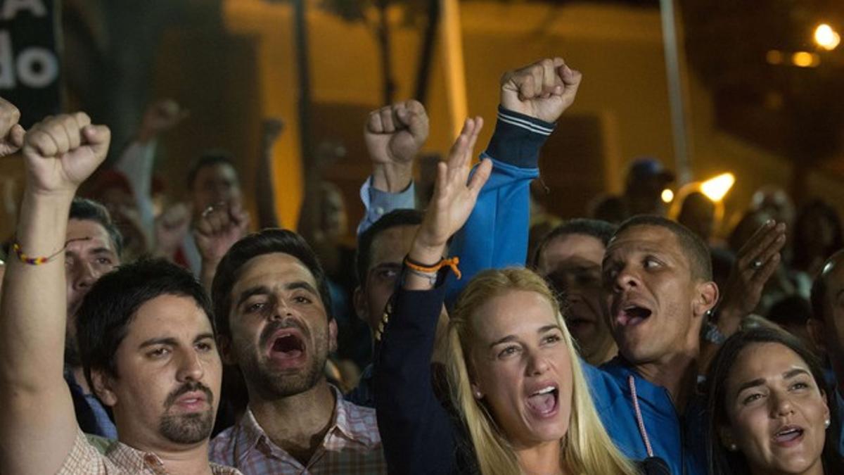 La mujer de Leopoldo López, en la manifestación en apoyo al líder opositor Leopoldo López, anoche.