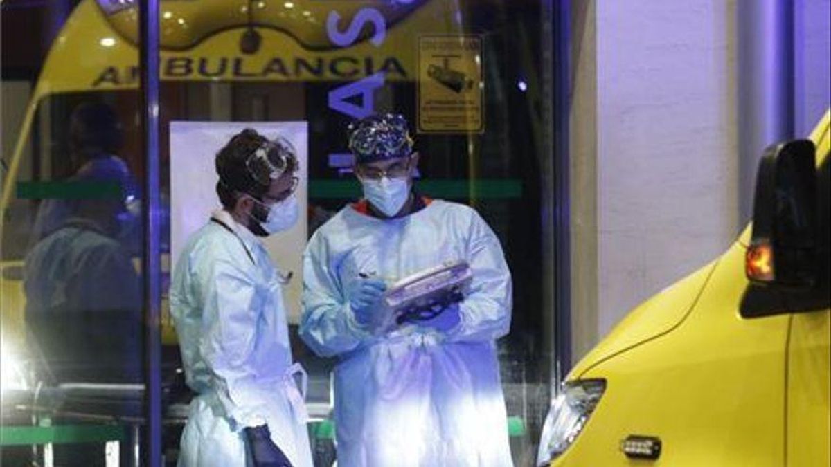 Sanitarios en el servicio de Urgengias.