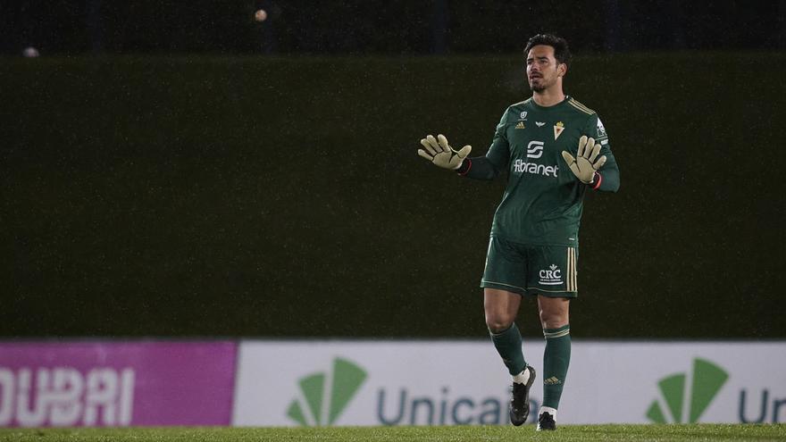 Gazzaniga pide calma a sus compañeros durante el partido que el viernes disputó el Real Murcia en Valdebebas.