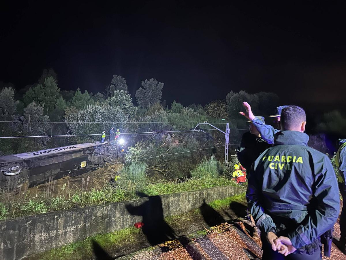Descarrila un tren que transportaba bobinas de cobre en As Neves