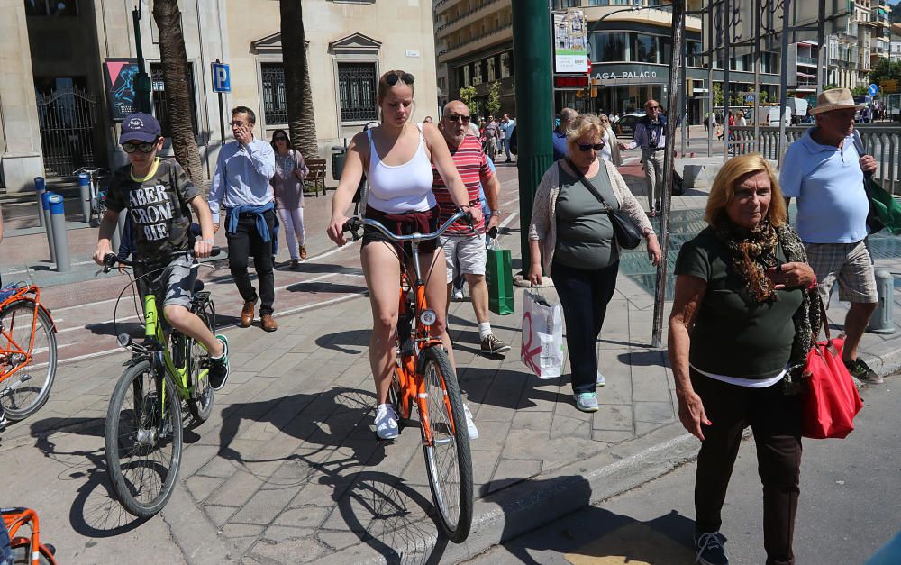 Los turistas, llegados en tres cruceros, visitan la ciudad en plena Semana Santa