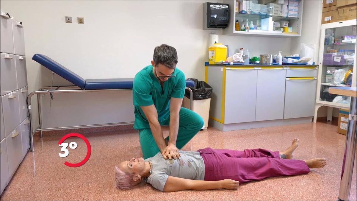 Cómo hacer la Maniobra de Heimlich: dos sanitarios murcianos te lo explican