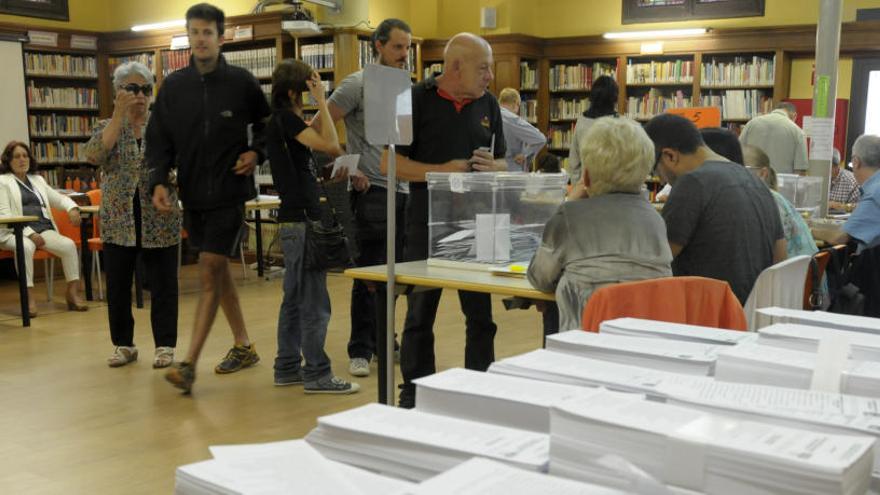 Votacions a l&#039;institut Lluís de Peguera, durant les últimes eleccions municipals l&#039;any 2015 .