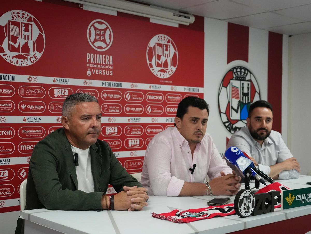 De izquierda a derecha, Vizcaíno, Páez y Moreno (abogado del club)