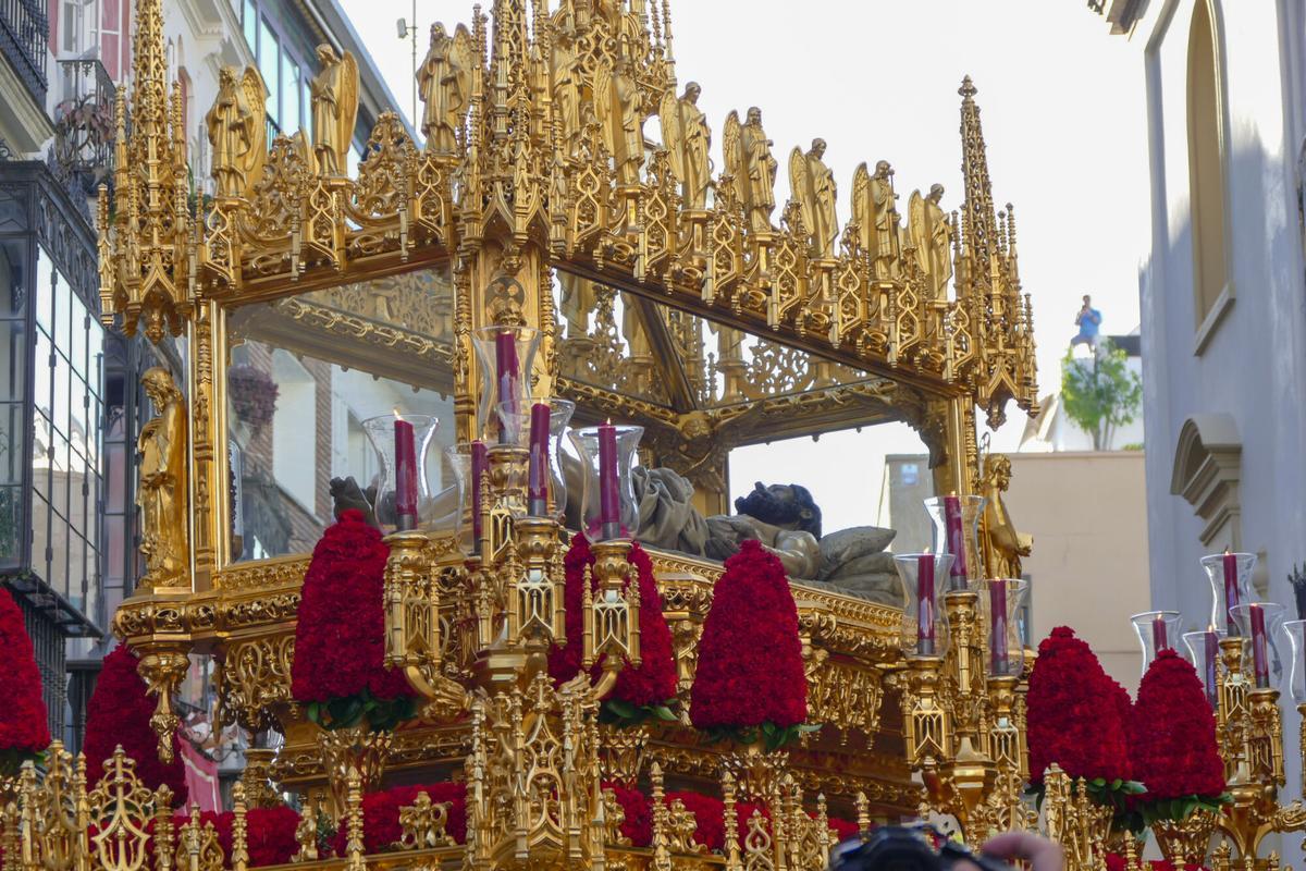 Un momento de la procesión de la Hermandad del Santo Entierro, este sábado en Sevilla.