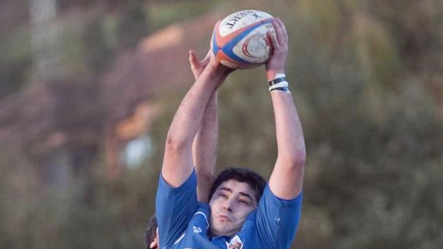 Un jugador del Oviedo se hace con el oval en una «touche». | lne