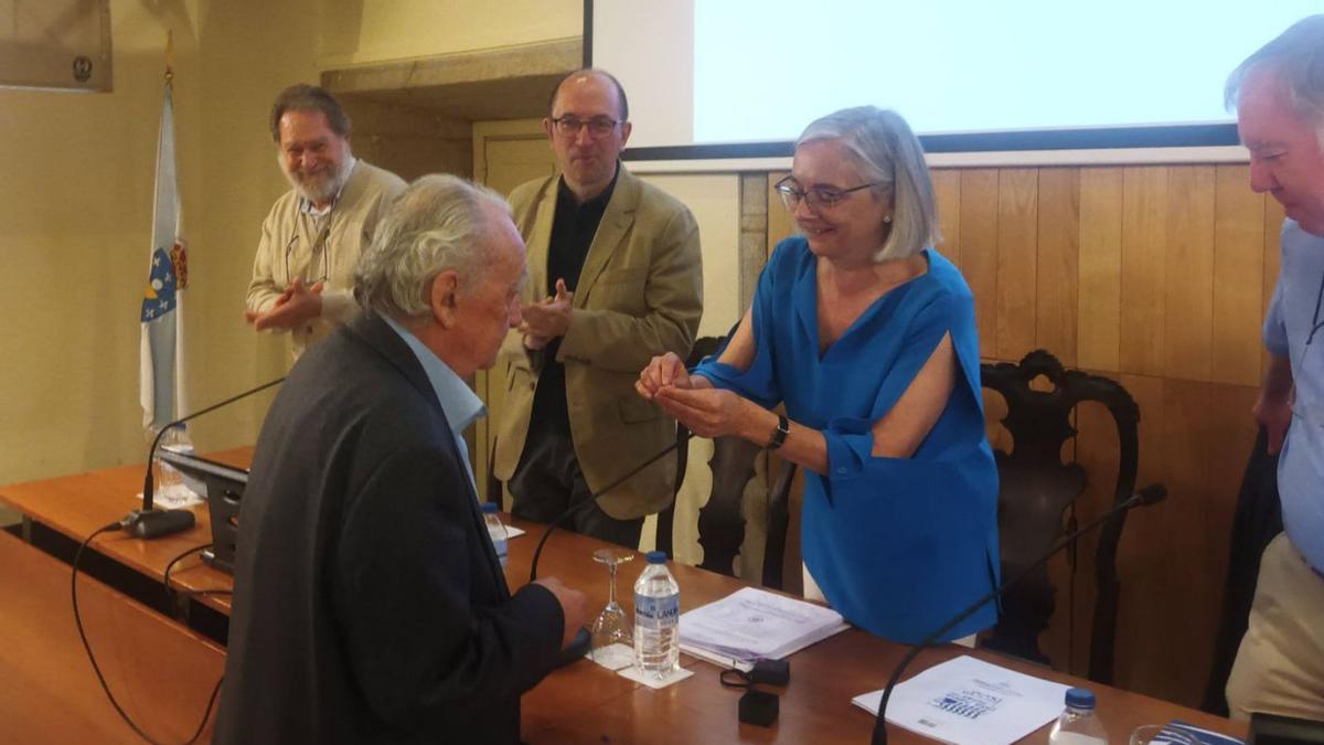 Concha Losada disponse a colocarlle a insignia de ouro do Museo do Pobo Galego a Xusto Beramendi/Cedida