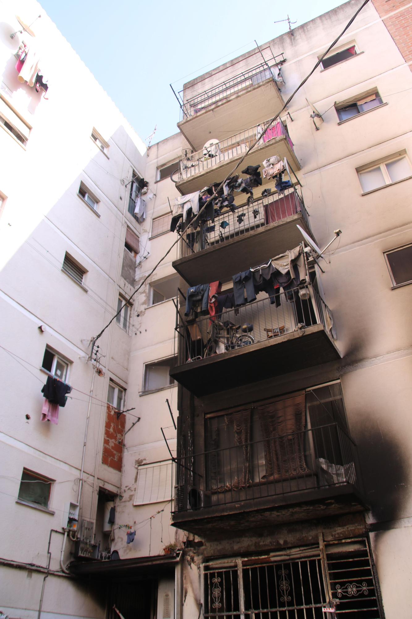 L'incendi en un bloc de pisos de Salt, en imatges