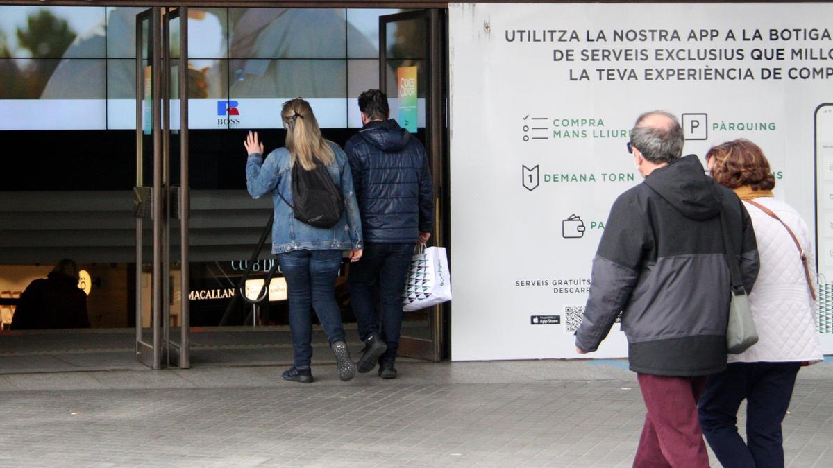 Compradors entrant a un centre comercial de Barcelona