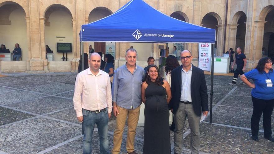 Autoridades en el Claustre, sede de este primer salón.