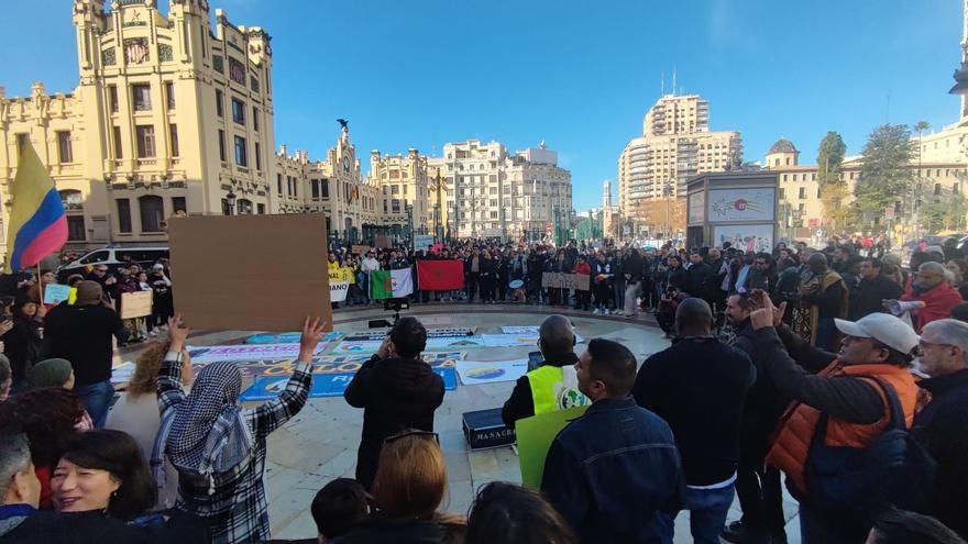 Cientos de personas protestan en València por el día del migrante: &quot;Tenemos derecho a tener derechos&quot;