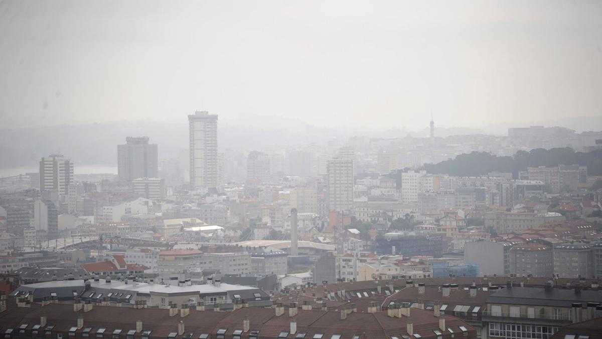 Vista de A Coruña bajo un manto de niebla.