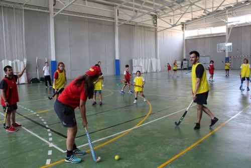 La selección española de hockey se entrena con alumnos del American School of Valencia de Puzol