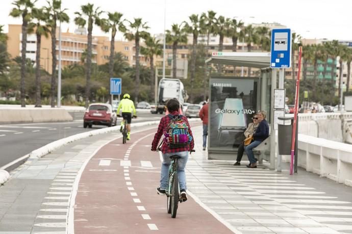 01.04.19.Las Palmas de Gran Canaria. Carril bici y parada de guaguas en la Avenida Marítima. Foto Quique Curbelo  | 01/04/2019 | Fotógrafo: Quique Curbelo