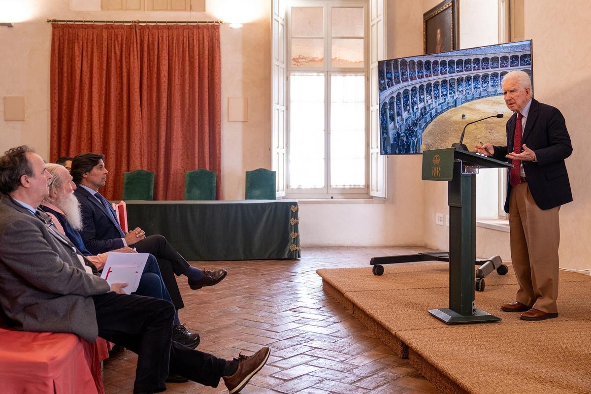 El teniente hermano mayor de la Real Maestranza de Caballería de Ronda, Rafael Atienza, presenta el proyecto de conservación de la plaza de toros de Ronda.