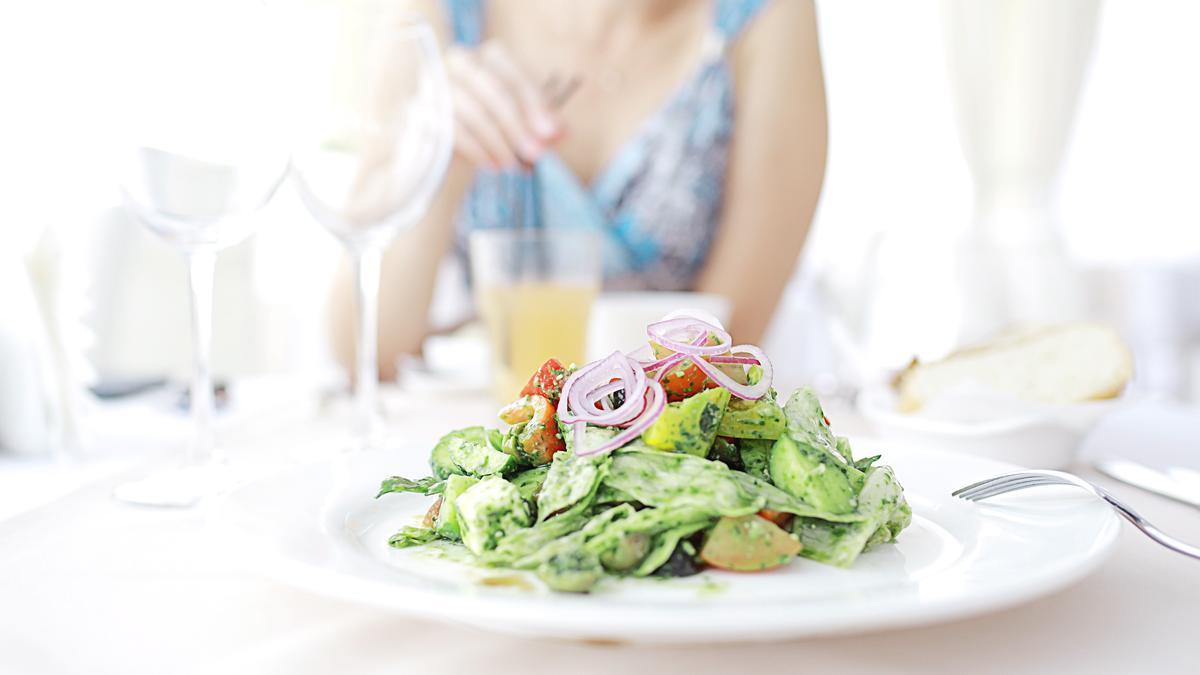 Es recomendable beber una mayor cantidad de líquido y priorizar el consumo de alimentos frescos, en particular verduras y frutas.