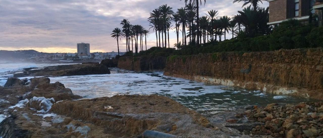 Aún queda hormigón y antiguas tuberías, pero esta costa va recuperando su aspecto natural. | A. P. F.