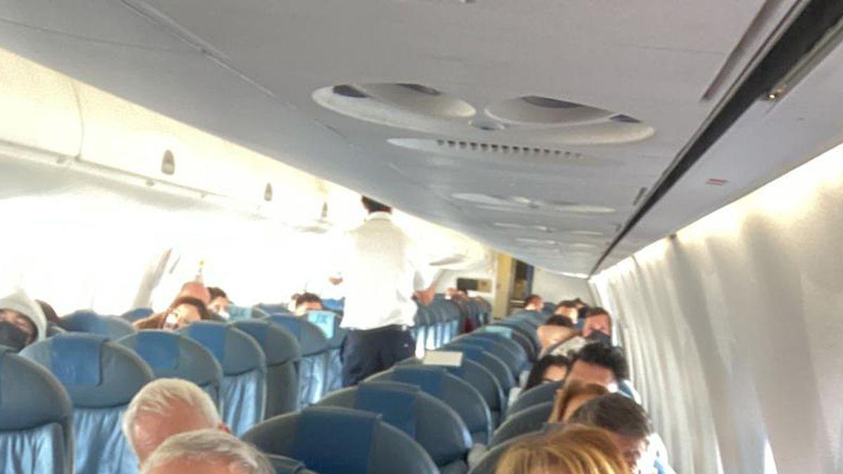 Interior del avión donde los pasajeros permanecen esperando hace horas para despegar.